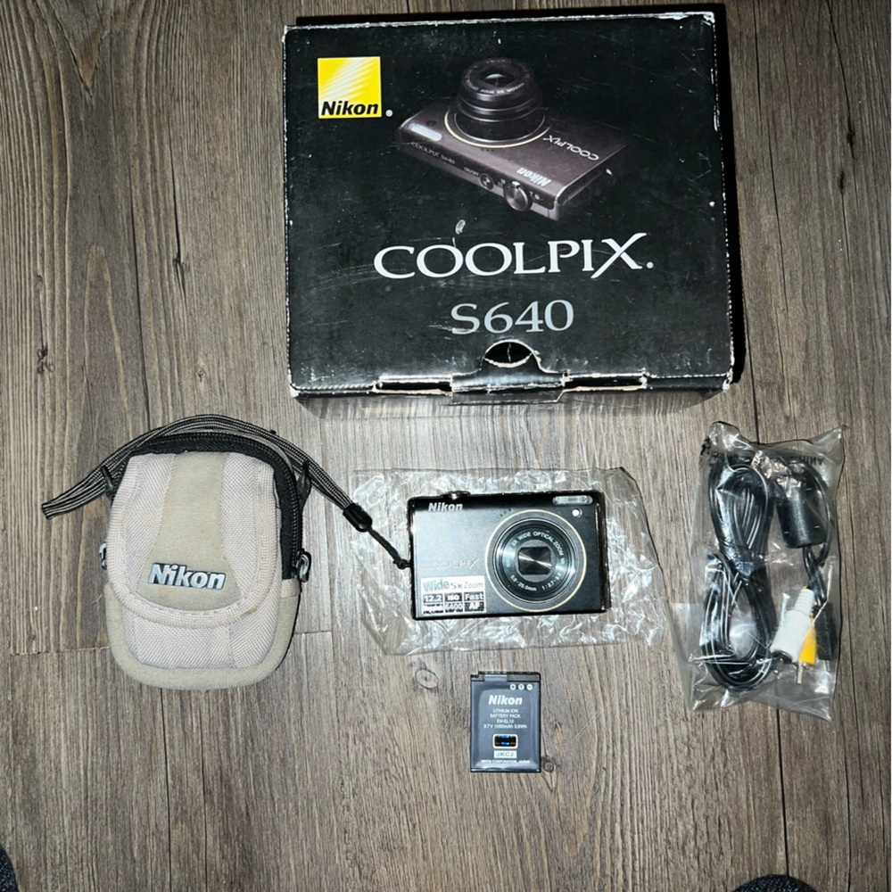 Nikon Coolpix S640 12.2MP Digital Point & Shoot Camera Tested NO CHARGER